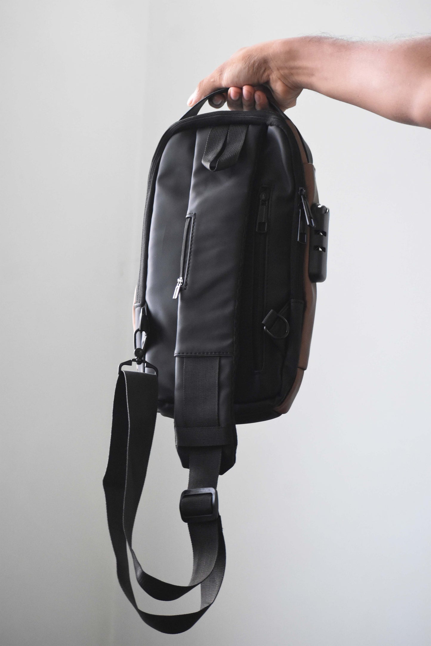 alooMi Anti theft crossbody bag